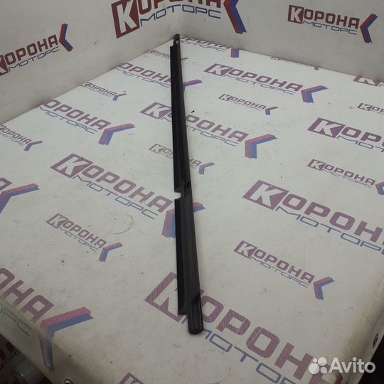 Уплотнитель стекла двери задней левой наружный LI