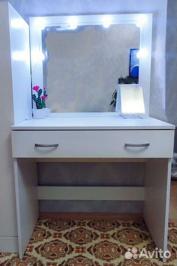 Туалетный столик с зеркалом