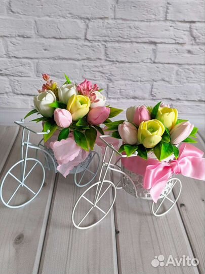Композиция тюльпаны из мыла в кашпо велосипед