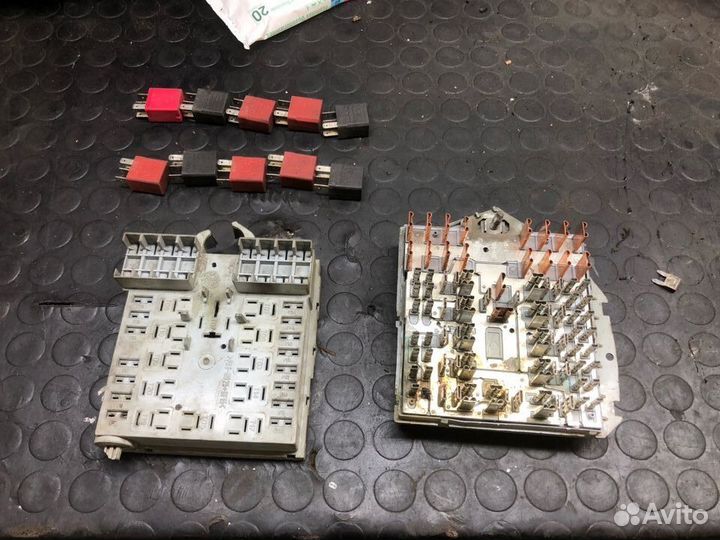 Блок предохранителей под капотом Peugeot Boxer 3