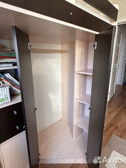 Детская кровать чердак со столом и шкафом