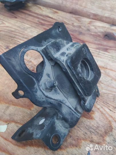 Подушка крепления двигателя левая Toyota Prius 2