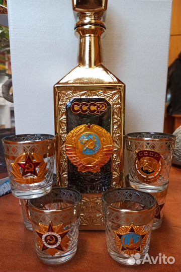 Графин-штоф и 6 стопок с символикой СССР