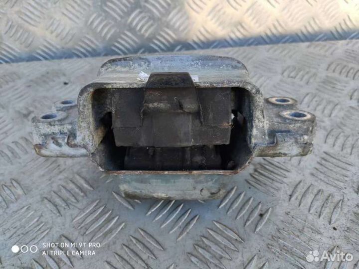 Подушка крепления кпп VW Passat (B7) 20102015 2.0