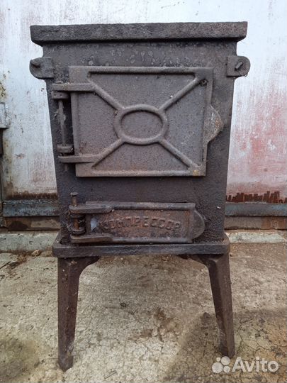 Старинная чугунная печка буржуйка СССР