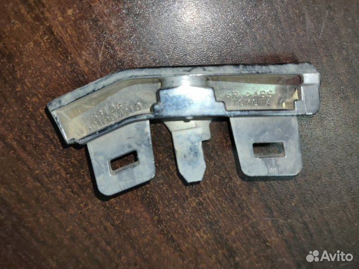 Молдинг решетки радиатора правый Toyota Land