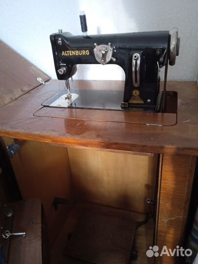 Механическая швейная машинка