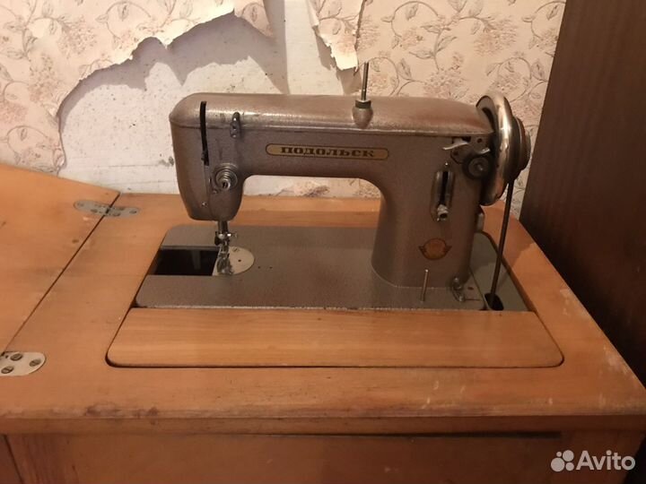 Швейная машинка с тумбой ножная Подольск