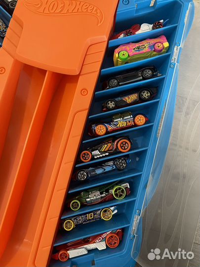 Hot wheels гараж и 20 машин