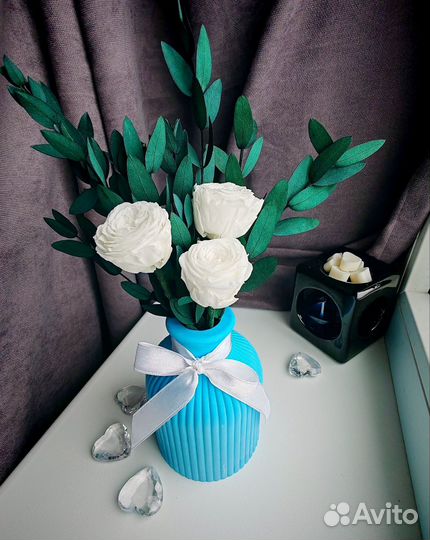 Букет из сухоцветов и цветов в вазе