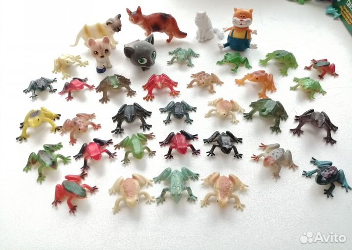 Игрушки фигурки кошки и лягушки