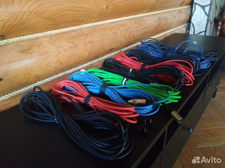 Много. Кабель XLR, Jack 6.3 и 3.5, RCA,Terminal
