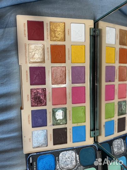 Тени для век revolution