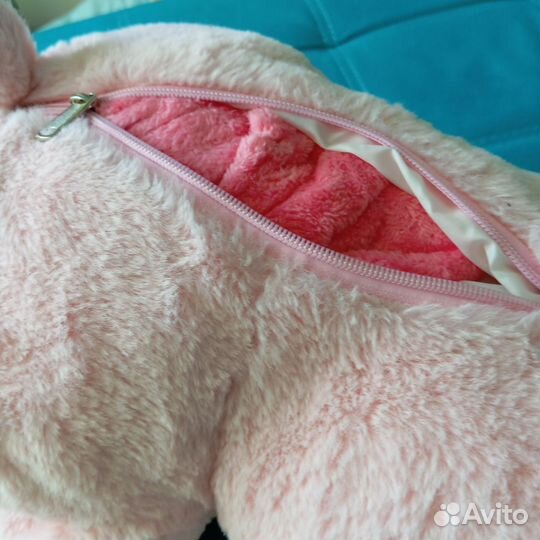 Плюшевый заяц с пледом