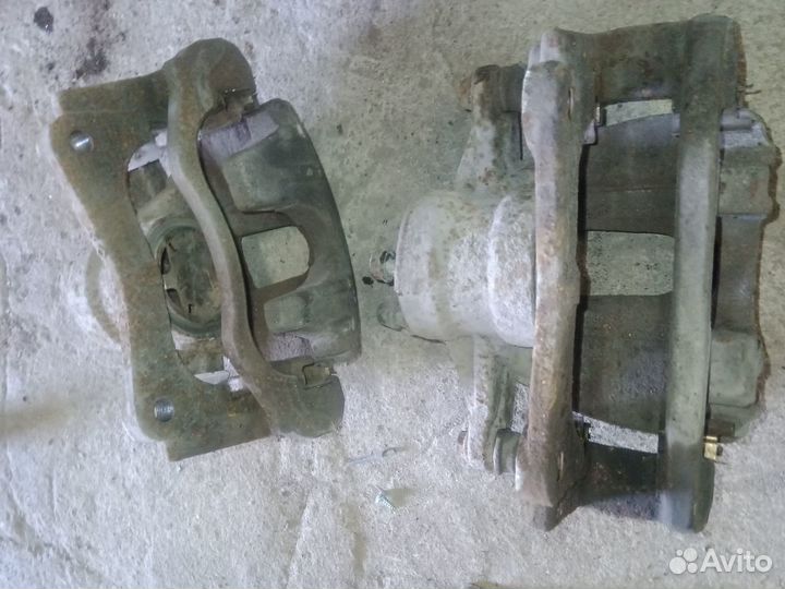 Суппорт тормозной передний Тойота Авенсис