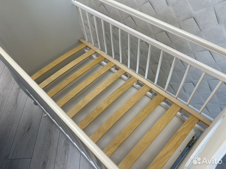 Детская кроватка с маятником и ящиком