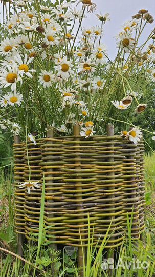 Плетёная клумба