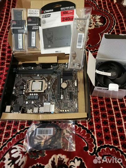 Материнская плата с процессором и памятью