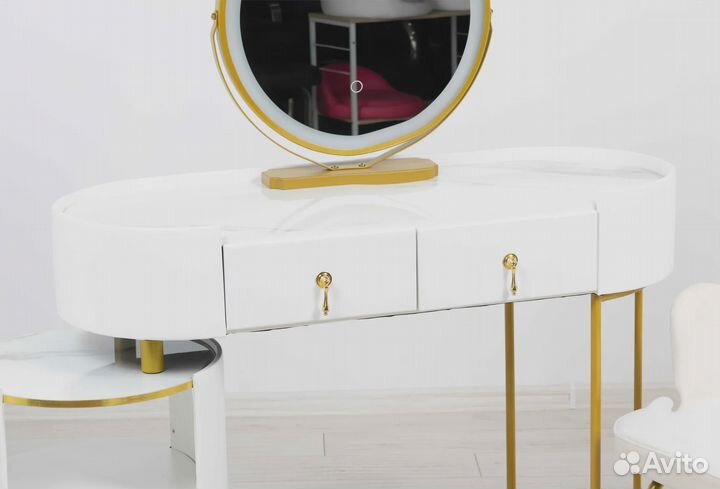 Туалетный столик. Столик с зеркалом и подсветкой