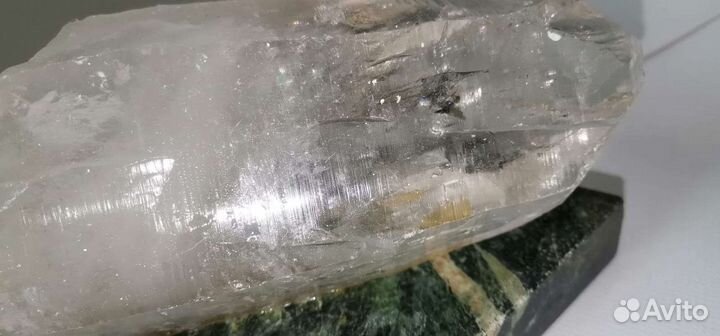 Кристалл из горного хрусталя на подставке