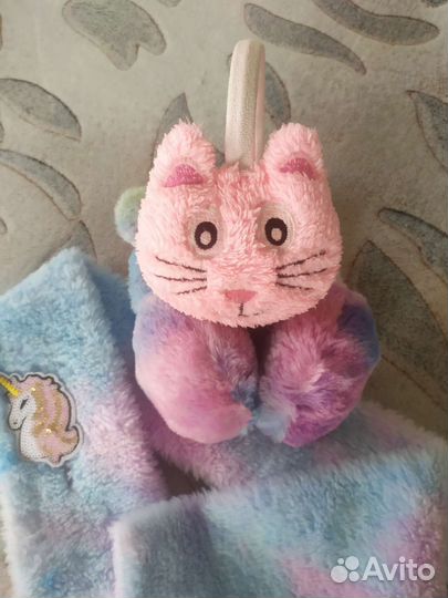 Меховые наушники и шарф