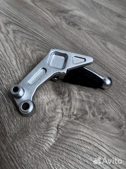 Педаль, подножка для заднего пассажира на мотоцикл