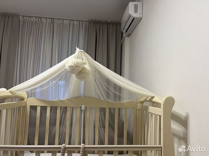 Детская кроватка с универсальным маятником