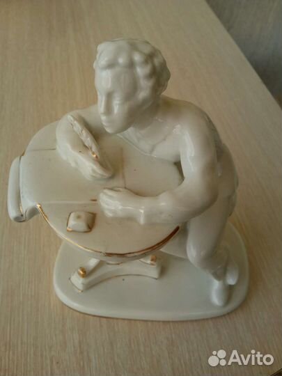 Статуэтка фарфор