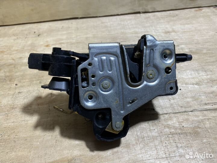 Замок передней левой двери Mercedes W210 ZD165