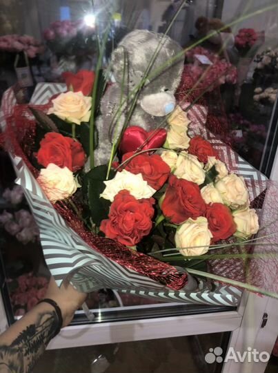 Букет роз с игрушкой