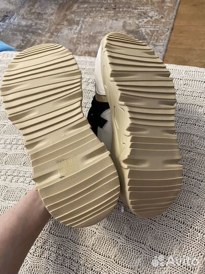 Кроссовки женские