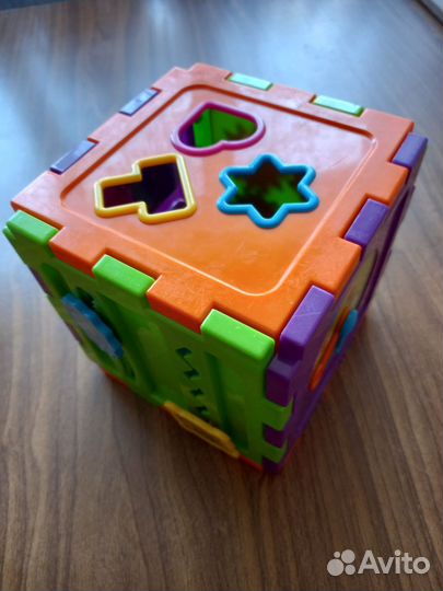 Развивающий кубик сортер