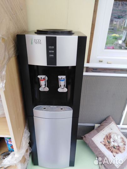 Кулер для воды напольный