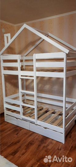 Двухъярусная кровать домик