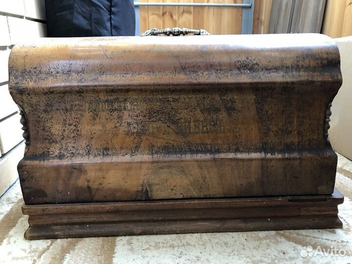 Старинная швейная машинка