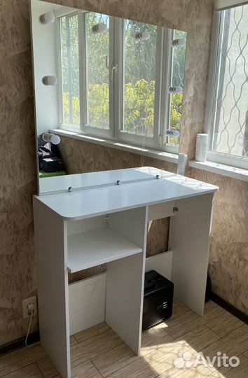 Туалетный столик с зеркалом и подсветкой