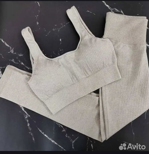 Спортивные лосины и топ