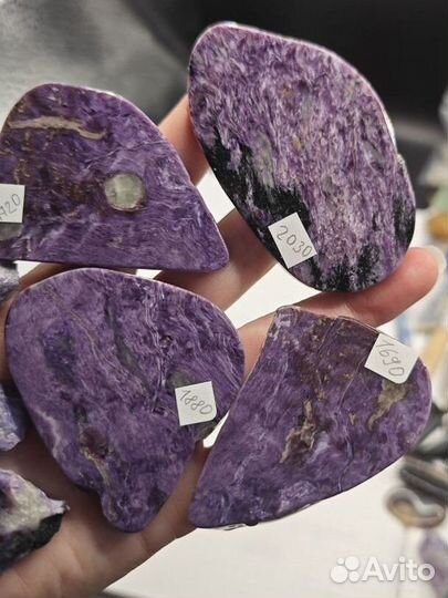 Чароит необработанные кусочки и пластины