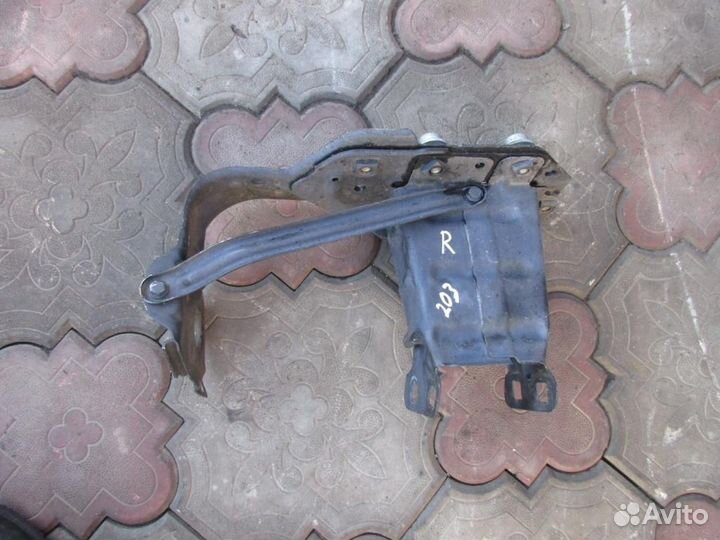 Кронштейн усилителя переднего бампера w203 C-cla