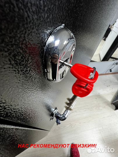 Тяжелая дверь металлическая в дом