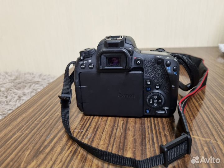 Зеркальный фотоаппарат Canon EOS 77D