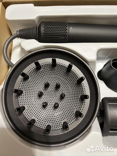 Продаю фен Dyson