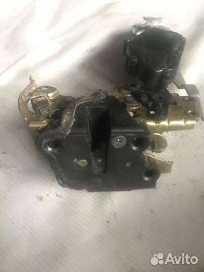 Замок двери задний левый Toyota Mark 2 GX90 1GFE