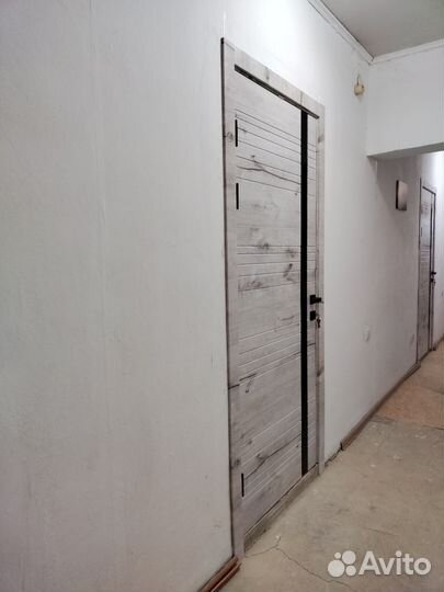 Серые двери с чёрной кромкой по наличию