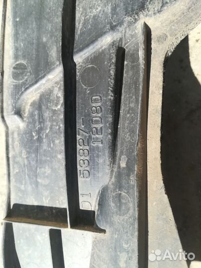 Пыльник крыла правого Toyota Corolla E150