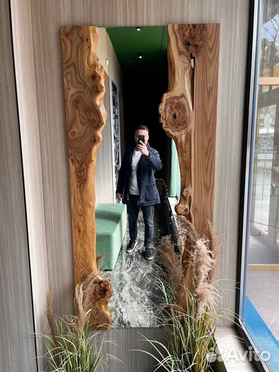 Зеркало в раме из массива дерева
