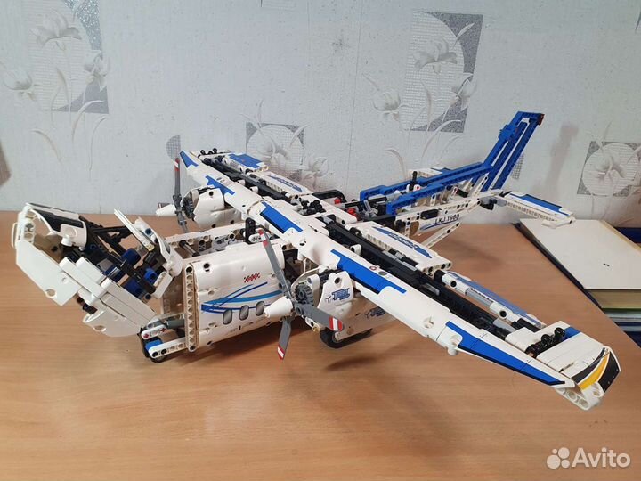 Lego Technic 42025 (грузовой самолет)