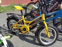 Детский велосипед с дополнительными колесами