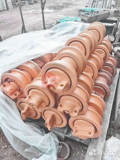 Каток поддерживающий Hitachi EX200-5 9134245