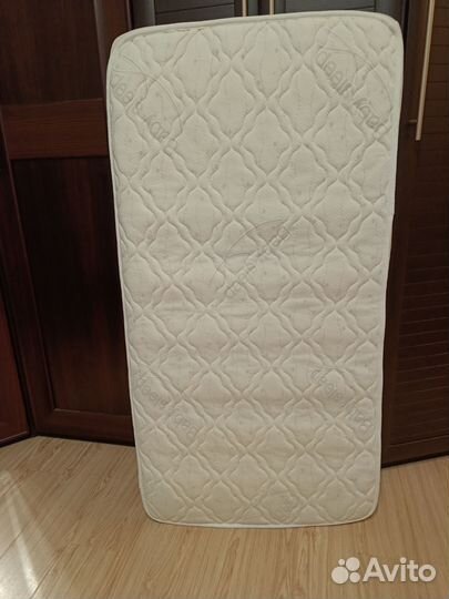 Детская кроватка с маятником и ящиком